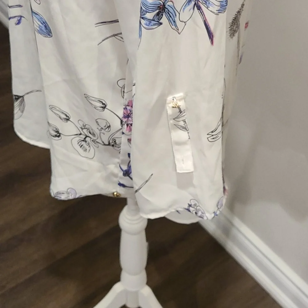 Dynamite semi-sheer floral blouse - Picture 6 of 8